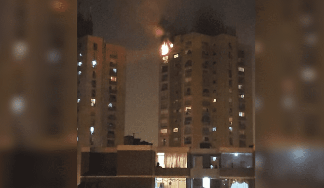 Once unidades de bomberos atienden incendio en edificio de San Borja. Foto: Facebook
