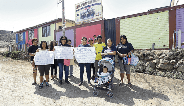 Reclamo. Los padres de familia temen que sus hijos pequeños se enfermen por falta de agua.