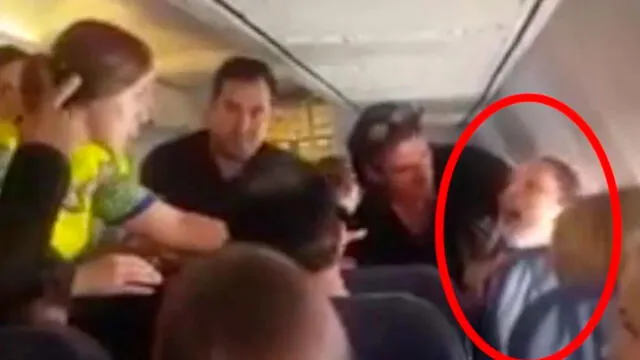 Mujer ebria lanza discurso racista y golpea a "extranjeros" en pleno vuelo [VIDEO]