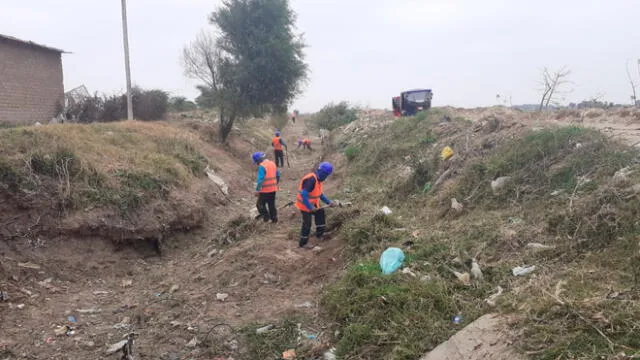 Trabajo de limpieza de canales