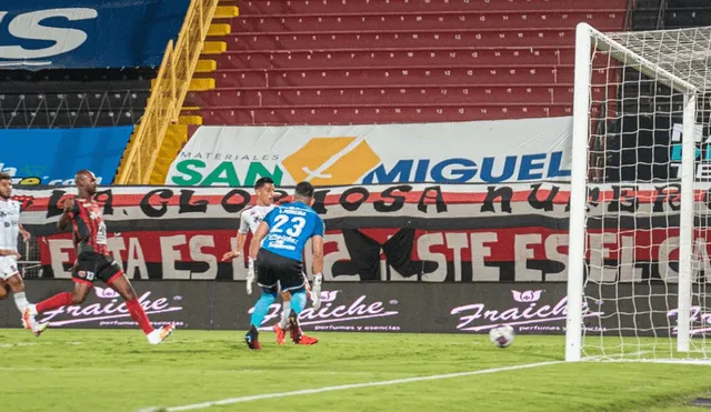 Ariel Rodríguez puso el 1-0 para Saprissa tras aprovechar un rebote del portero de Alajuelense. Foto: @SaprissaOficial.