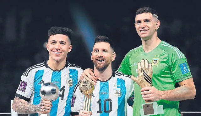 Premiados. Fernández, Messi y Martínez recibieron trofeos al final por ser los mejores.