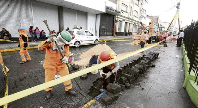 En la ciudad. Lluvias provocaron hundimiento de pistas en la calle San Camilo y autoridades exhortan a municipios a cumplir planes de mitigación ante lluvias.