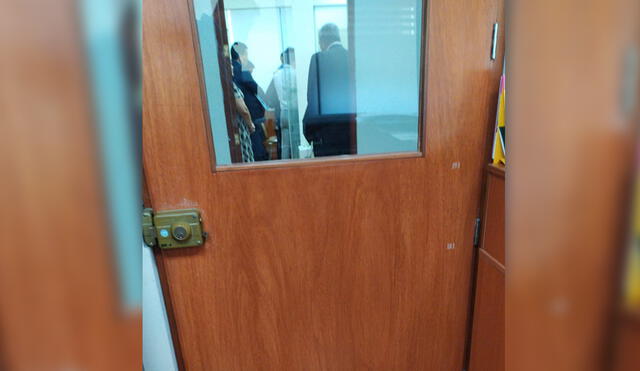 La policía fiscal en el interior de IMARPE e busca de la computadora de donde salió la información reservada. (LEYENDA)