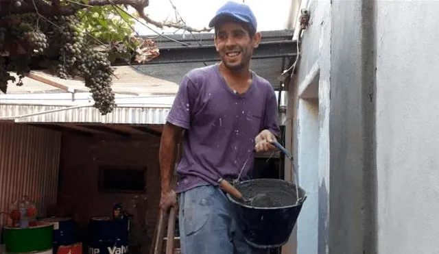 Encontró el dinero debajo de los escombros y lo guardó para devolverlo al dueño. Será reconocido por el intendente de su localidad. (Captura: Facebook)