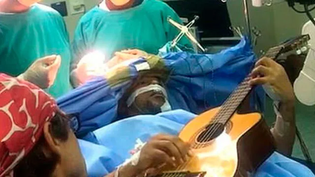 Músico toca su guitarra durante una operación de seis horas para extraerle tumor cerebral