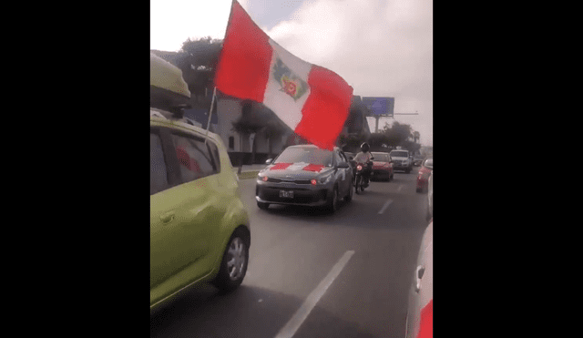 Autos en caravana se hicieron presentes en la segunda marcha nacional. Foto: Captura/difusión.