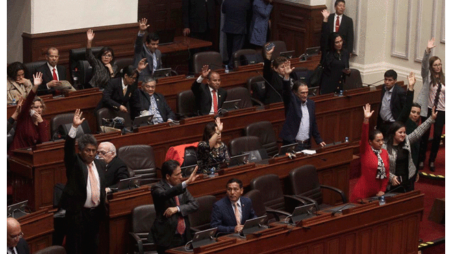 Las reacciones de la bancada no se hizo esperar ante la disolución del Legislativo. Foto: Aldaír Mejía