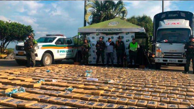Fueron aproximadamente 1500 paquetes decomisados de un vehículo en Cauca. Foto: RCN