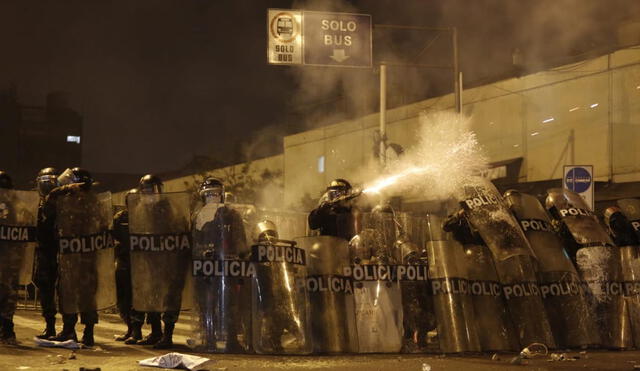 PNP reprimió a manifestantes en avenida Abancay. Foto: Antonio Melgarejo/La República