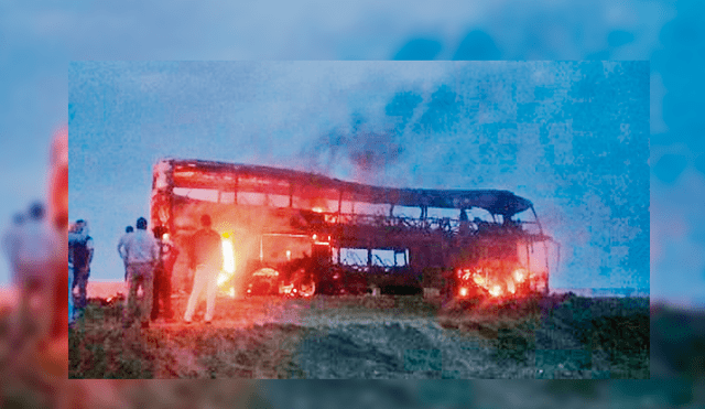 Fuego. Bus de empresa Mony Tours se incendió en Pariacoto.
