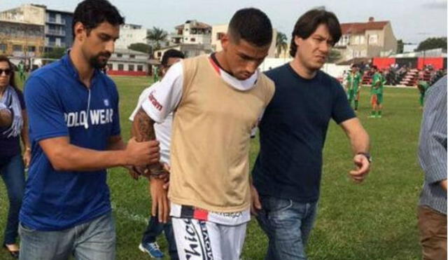 Insólito: detienen a futbolista brasileño en pleno partido