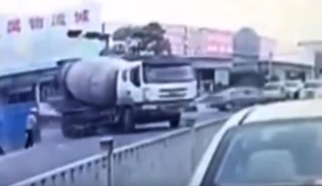 YouTube: el escalofriante momento en que motociclista es arrollado por camión cargado de cemento