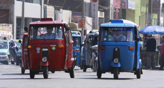 Mototaxistas participan en campaña de salud.
