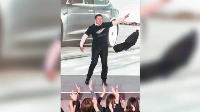 Elon Musk realiza atrevido baile para celebrar logro en evento [VIDEO]