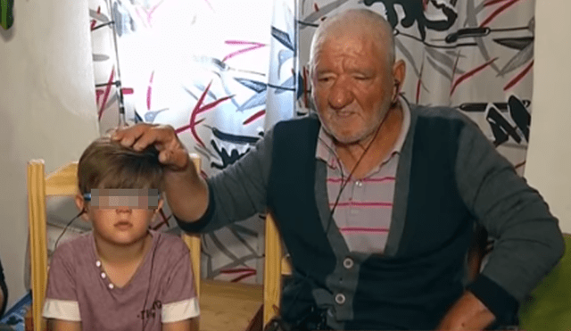 Desliza hacia la izquierda para conocer al niño que adoptó a un anciano indigente, escena viral de YouTube.