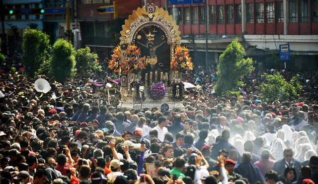 Imagen del Señor de los Milagros recorre calles del Centro de Lima [EN VIVO]