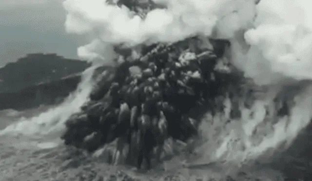 Tsunami en Indonesia: capturan desde un avión el momento de la erupción del volcán Anak Krakatoa [VIDEO]