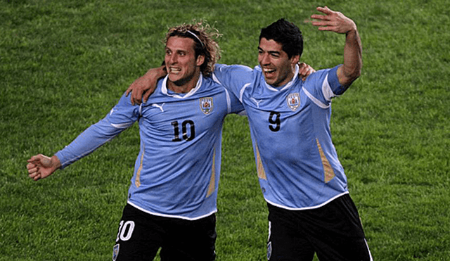 Diego Forlán compartió filas con Luis Suárez en la selección uruguaya.