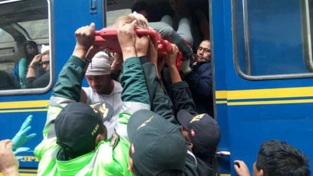 Bomberos y policías auxiliaron a heridos del choque de trenes en Machu Picchu