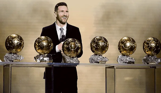 Ya es una leyenda. Messi posa junto a sus seis trofeos. Solo él lo ha logrado