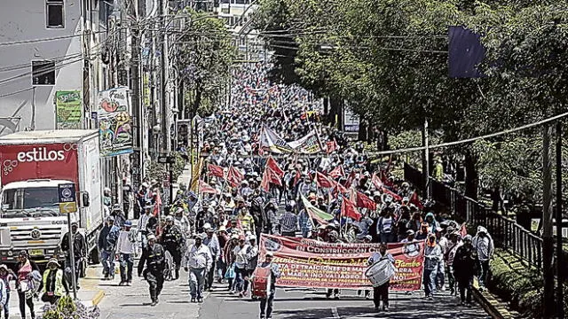 protesta. Obreros de Construcción Civil marcharon por las calles de Arequipa. Rechazaron a las mineras que contaminan.