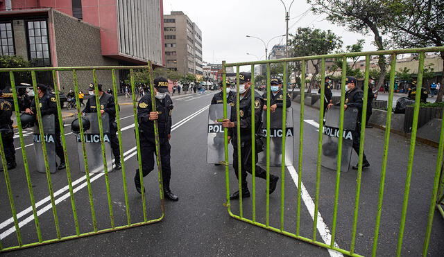 En el centro de Lima los efectivos se han desplegado para preservar la seguridad ante el incremento de las manifestaciones. Foto: AFP