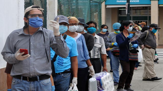People queue outside a pharmacy in downtown Guayaquil, Ecuador, on April 15, 2020 during the novel coronavirus COVID-19 pandemic. - Guayaquil is one of the COVID-19 worst hit cities in Latin America. (Photo by Jose SANCHEZ / AFP)