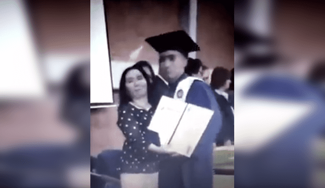 Facebook viral: chico besa a su maestra en los labios en su ceremonia de graduación [VIDEO] 