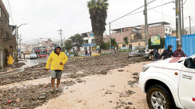 Huaicos. Inundaron las calles del distrito de Samegua.
