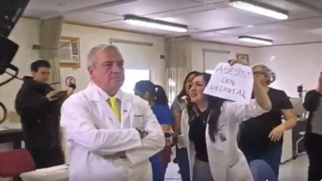 Ministro de Salud es abordado por manifestantes  durante visita a hospital en Chile [VIDEO]