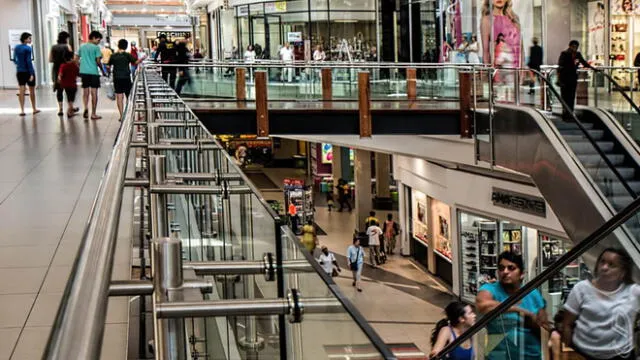 Horror en centro comercial: cae del tercer piso e impacta sobre una mujer