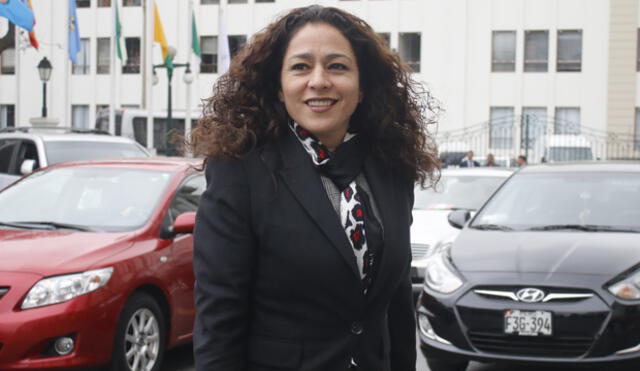 Cecilia Chacón tras confundir bandera de Perú: “Necesito lentes”