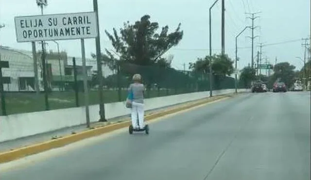 Anciana usa scooter en plena avenida y causa furor en redes sociales [VIDEO]