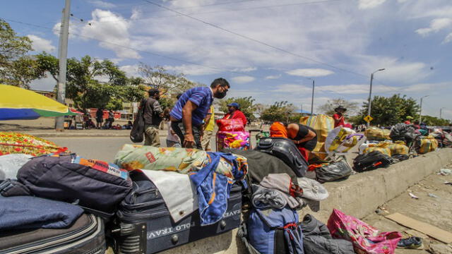 Venezuelan migrants attempting to return to their country due to the novel coronavirus COVID-19 pandemic, queue at the Simon Bolivar International Bridge in Cucuta, Colombia, on June 4 , 2020. (Photo by Schneyder MENDOZA / AFP)