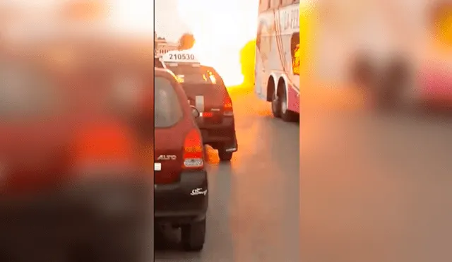 Vehículo explota en plena avenida en Chiclayo [VIDEO]