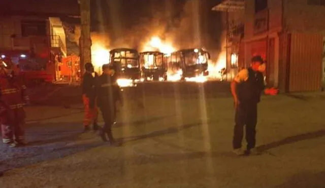 Las fuertes llamas consumieron toda la carrocería de los buses. Foto: Twitter @EmergenciasPeru