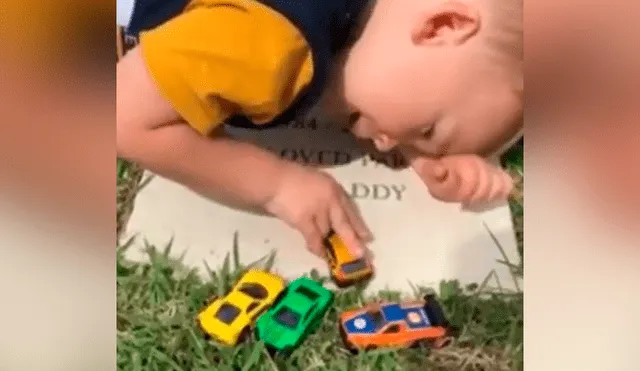 YouTube viral: bebé juega en la tumba de su padre mientras le canta, sin saber que está muerto [VIDEO]