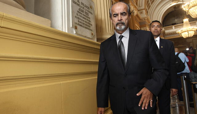 Mauricio Mulder intentará convencer a su bancada. Luciana León ha señalado que la posición del Apra es distinta.  Foto: La República.