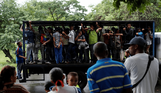 Venezolanos se las ingenian para trasladarse ante falta de transporte público