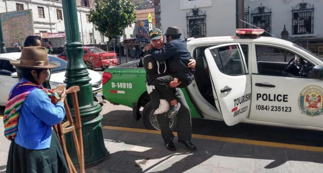 Policia ayuda