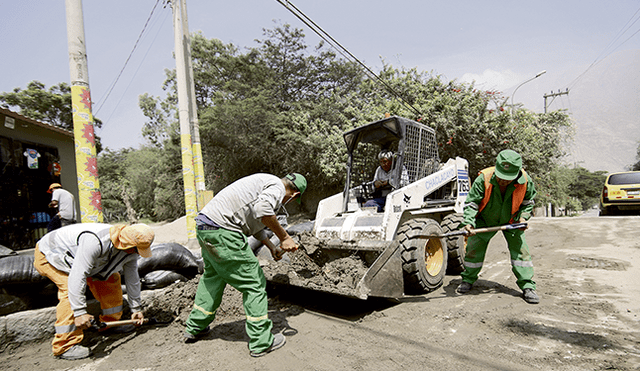 Retiran el barro. Los huaicos del miércoles bloquearon la Carretera Central, en Chaclacayo. Ayer se despejó la vía. Foto: Jhon Reyes.