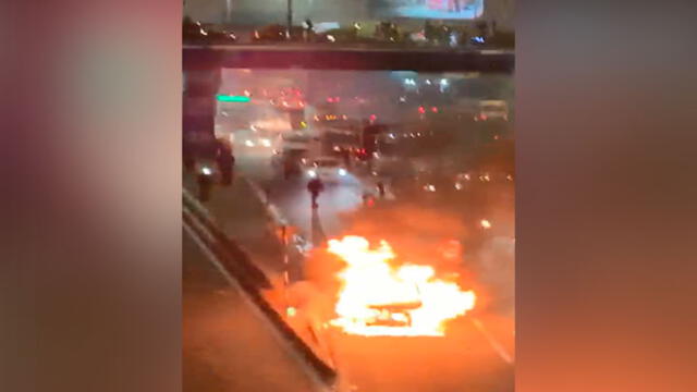 Vehículo se incendia en Panamericana Norte [VIDEO]