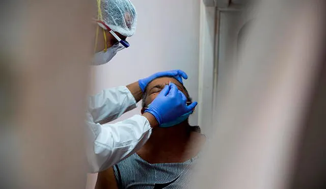 La muestra de hisopo nasal es ampliamente usada durante la pandemia del coronavirus. Foto: EFE