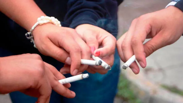 Miles de peruanos empiezan a fumar tabaco a los quince años, según Minsa