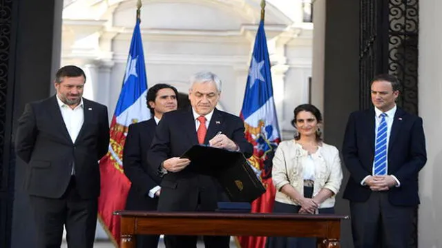 El presidente Piñera (c) firmó este miércoles el proyecto de ley, flanqueado por algunos ministros. Foto: Presidencia de Chile