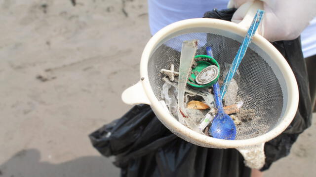 Barranco: voluntarios recogen micro basura en playa Los Yuyos