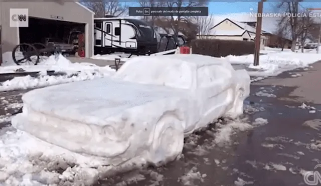 Facebook viral: Un carro hecho de nieve es multado por un policía y causa furor en redes [VIDEO]