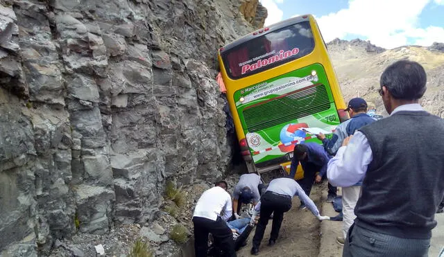 Cinco personas fallecidas y 15 heridas deja choque de bus contra un cerro