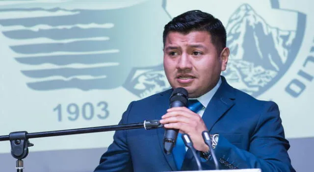 El presidente de la Cámara de Comercio del Cusco, Joe Farfán Cusihuamán, hace invocación.